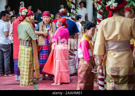 Spirito dance (Fon Phee) l anima di Lanna persone nel nord della Thailandia. La gente crede che lo spirito può porta la fertilità e la pace per la vita di tutti i giorni. Foto Stock