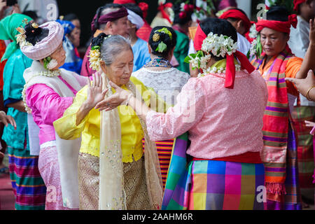 Spirito dance (Fon Phee) l anima di Lanna persone nel nord della Thailandia. La gente crede che lo spirito può porta la fertilità e la pace per la vita di tutti i giorni. Foto Stock