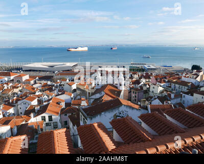 Vista aerea di Santo Stefano o chiesa Igreja de Santo Estêvão accanto al fiume Tago a Lisbona, Portogallo su un bel giorno di dicembre Foto Stock