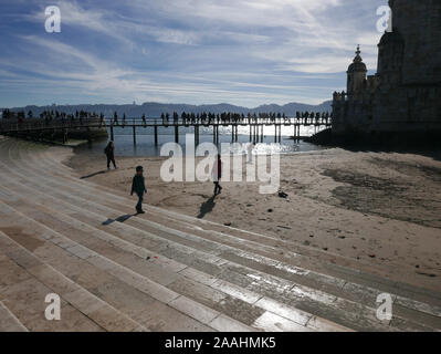 Passi che conducono in basso verso la spiaggia area intorno la Torre di Belem a Lisbona, Portogallo Foto Stock