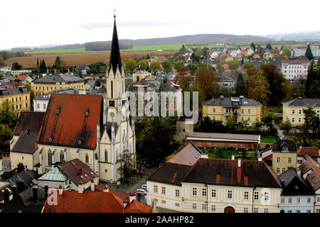 Una vista sulla città di Melk dalla motivazione dell'Abbazia di Melk. Con Melk Chiesa Parrocchiale in primo piano Foto Stock