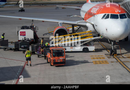 Dall'Aeroporto di Palma Mallorca, Spagna, 19 ottobre 2019, aeromobili Easyjet sul pontile con i servizi a terra di presenze. Foto Stock