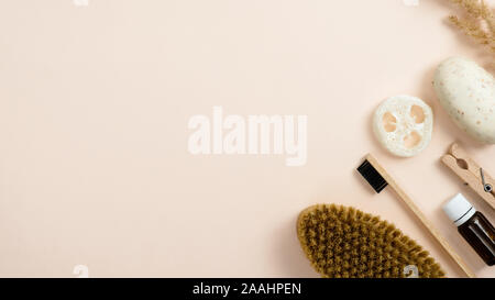 Rifiuti Zero set accessori per la balneazione su sfondo beige. Piano organico di laici strumenti fatti in casa per il bagno termale. Vista superiore naturale ecocompatibile spazzolino da denti di bambù, Foto Stock