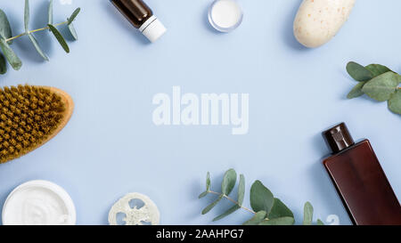 Cornice fatta di organico spa cosmetici e accessori su sfondo blu. Appartamento laico, vista dall'alto, copia dello spazio. Rifiuti Zero bagno essentials, plastica libera i Foto Stock