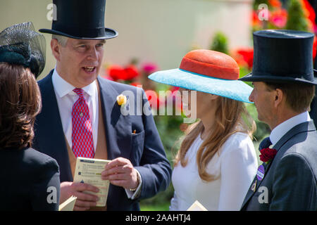 La famiglia reale, Signore giorno, Royal Ascot, Ascot Racecourse, Berkshire, Regno Unito. Il 18 giugno, 2015. Il principe Andréj, il Duca di York con figlie Principessa Eugenie di York e la principessa Beatrice di York nella Parade Ring at Royal Ascot. Credito: Maureen McLean/Alamy Foto Stock