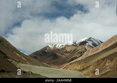 Visualizzare il paesaggio con le montagne Himalaya e tra il viaggio Pangong Tso pascoli alto lago di andare a Leh Ladakh su Pangong lake road e Khardung La strada Foto Stock