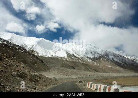 Visualizzare il paesaggio con le montagne Himalaya e tra il viaggio Pangong Tso pascoli alto lago di andare a Leh Ladakh su Pangong lake road e Khardung La strada Foto Stock