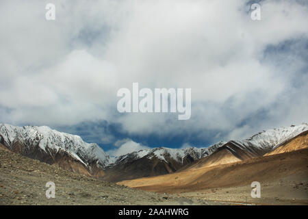 Visualizzare il paesaggio con le montagne Himalaya e tra il viaggio Pangong Tso pascoli alto lago di andare a Leh Ladakh su Pangong lake road e Khardung La strada Foto Stock