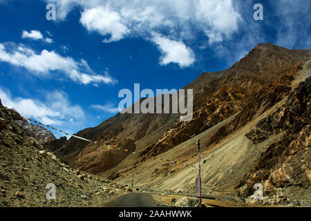 Visualizzare il paesaggio con le montagne Himalaya e tra il viaggio Pangong Tso pascoli alto lago di andare a Leh Ladakh su Pangong lake road e Khardung La strada Foto Stock