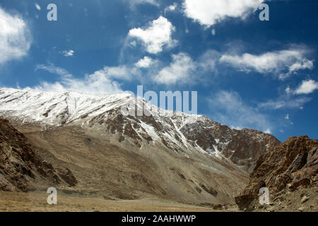 Visualizzare il paesaggio con le montagne Himalaya e tra il viaggio Pangong Tso pascoli alto lago di andare a Leh Ladakh su Pangong lake road e Khardung La strada Foto Stock