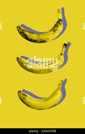 La fotografia della minimal art collage di brutto frutto maturo banane su giallo colore di sfondo nel quartiere alla moda di pop-art style.Top View flat laici disegno isometrico Foto Stock