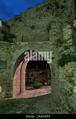 Città medievale ​​walls di Agnone, Semiurna porta. Molise Italia Foto Stock