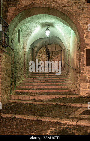 Scorcio medievale con tunnel in Agnone Molise Foto Stock