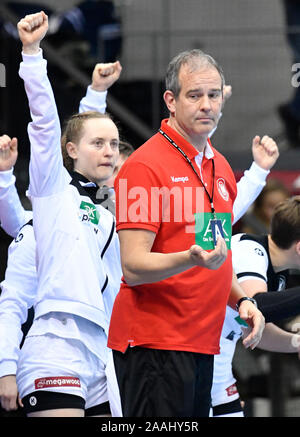 Stuttgart, Germania. Xxi Nov, 2019. Pallamano, donne: Partita internazionale, Germania - Montenegro: della Germania dell'allenatore nazionale Henk Groener osserva la partita. Credito: Thomas Kienzle/dpa/Alamy Live News Foto Stock