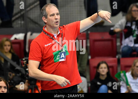 Stuttgart, Germania. Xxi Nov, 2019. Pallamano, donne: Partita internazionale, Germania - Montenegro: della Germania dell'allenatore nazionale Henk Groener dà il suo team istruzioni. Credito: Thomas Kienzle/dpa/Alamy Live News Foto Stock