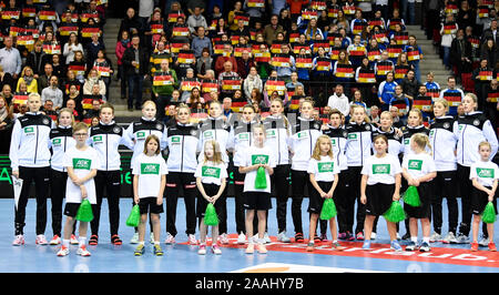 Stuttgart, Germania. Xxi Nov, 2019. Pallamano, donne: L·§nderspiel, Germania - Montenegro: il team tedesco durante l'inno nazionale. Credito: Thomas Kienzle/dpa/Alamy Live News Foto Stock