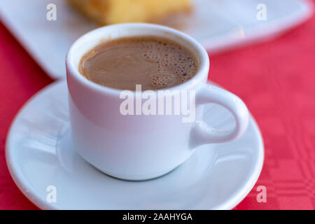 Caffè tradizionale greco servito in bianco set caffè nel bar vicino fino Foto Stock