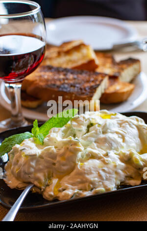 Tzatziki, cacik o tarator, salsa o sugo dal sud-est Europa e Medio Oriente fatto di salato messo a dura prova lo yogurt mescolato con cetrioli, aglio, sale, oli Foto Stock