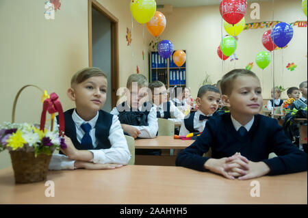 Tyumen, Russia - 1 Settembre 2019: Palestra numero 5. Gli studenti della scuola elementare in uniforme in aula a conoscenza giorno - Settembre prima Foto Stock