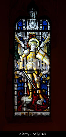 Vetrata raffigurante San Michele Arcangelo come un guerriero che uccide il serpente, la chiesa di San Michele, Caerhays, Cornwall Foto Stock