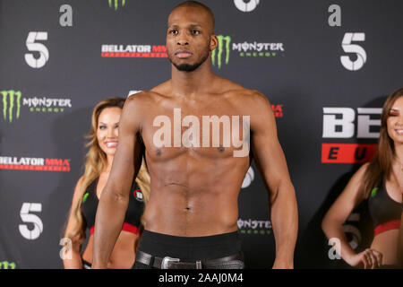 Londra, Regno Unito. Il 22 novembre 2019. Welterweight, Michael "veleno" pagina impiega per le scale a Bellator Londra: cerimoniali pesare-INS MVP vs. Melillo al Hilton London Wembley. Novembre 22, 2019 Dan-Cooke credito/Alamy Live News Foto Stock