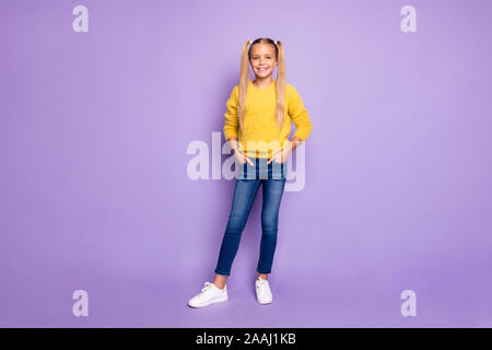 Lunghezza completa di foto positivo capretto allegro godetevi il resto relax mettere le mani jeans denim stand su viola colore di sfondo Foto Stock