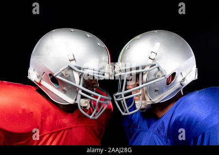 Due american football giocatori testa a testa Foto Stock