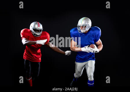 Due american football giocatori in azione Foto Stock
