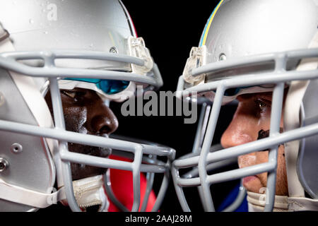 Due american football giocatori testa a testa Foto Stock