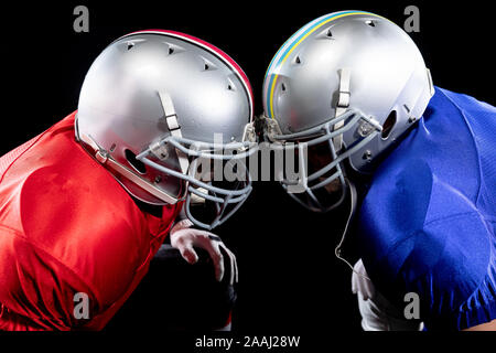 Due american football giocatori testa a testa Foto Stock