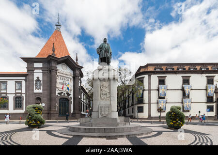 FUNCHAL, Madeira, Portogallo - Novembre 2019: " Joao Goncalves Zarco' statua che si trova nella parte anteriore del Banco de Portugal" banca nella città di Funchal Foto Stock