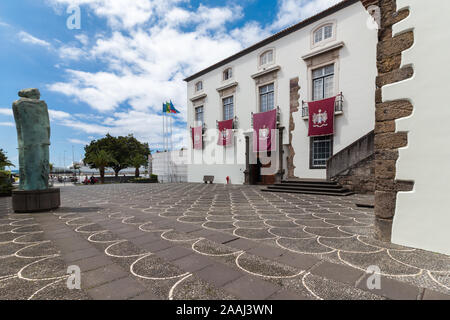 FUNCHAL, Portogallo - Novembre 2019: Assemblea legislativa dell'isola di Madeira palazzo visto dal marciapiede accanto a centro barca marina città di Funchal, fatta Foto Stock