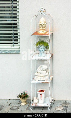 Bellissimo scaffale con oggetti di arredamento in stile vintage Foto Stock