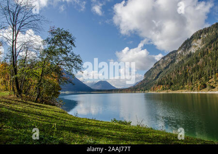 Lago Sylvenstein - questo lago artificiale con una sola ora di distanza da Monaco di Baviera è un fantastico punto di partenza per un escursione sulle montagne circostanti. Foto Stock