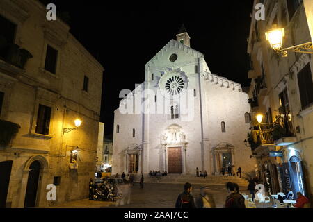 Bari, Puglia, Italia. Circa il 11/2019. La facciata della Cattedrale di San Sabino a Bari nel calcare. Night Shot con persone a piedi. Foto Stock