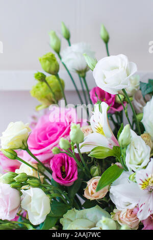 Bouquet di fiori. Disposizione del fiore: Rose, Eustomas, Alstroemeria Foto Stock