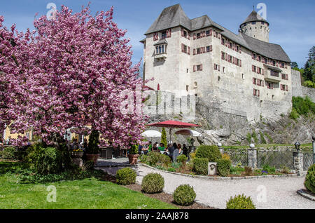 Schloss Matzen è uno storico castello austriaco, situato nel Tirolo vicino al ramo della Zillertal dal principale valle Inn. Foto Stock