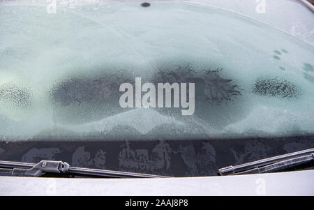Parabrezza su sbrinamento auto in tempo freddo, UK. Foto Stock
