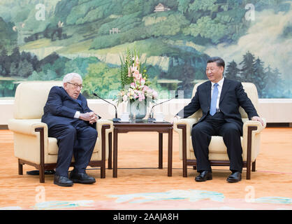 Pechino, Cina. 22 Novembre, 2019. Il presidente cinese Xi Jinping incontra ex U.S. Il segretario di Stato Henry Kissinger presso la Grande Sala del Popolo di Pechino, capitale della Cina, nov. 22, 2019. Credito: Wang Ye/Xinhua/Alamy Live News Foto Stock
