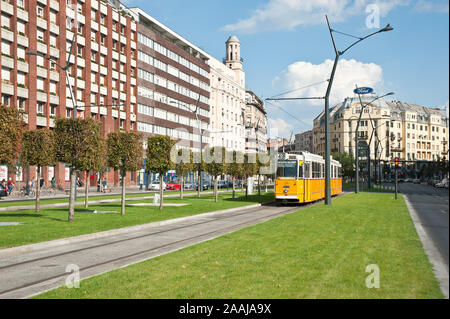 Budapest, Deák Ferenc tér, Strassenbahn - Budapest, Deák Ferenc tér, tram Foto Stock