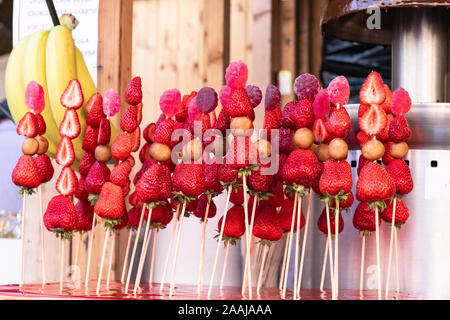 Degustazione di frutta fresca fragole rivestite di zucchero spiedini. Foto Stock