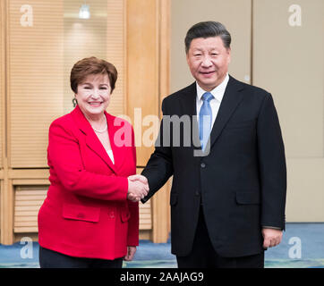Pechino, Cina. 22 Novembre, 2019. Il presidente cinese Xi Jinping incontra con il Fondo monetario internazionale (FMI) Managing Director Kristalina Georgieva presso la Grande Sala del Popolo di Pechino, capitale della Cina, nov. 22, 2019. Credito: Huang Jingwen/Xinhua/Alamy Live News Foto Stock