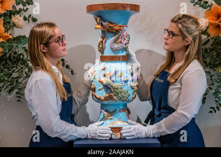 Sothebys, Londra, Regno Unito. 22 Nov 2019. Sotheby's anteprime la sua arte russa settimana con opere provenienti dalle proprie foto russo e opere d'arte, Fabergé e le icone delle vendite su 26 Novembre a Londra. Credito: Guy Bell/Alamy Live News Foto Stock