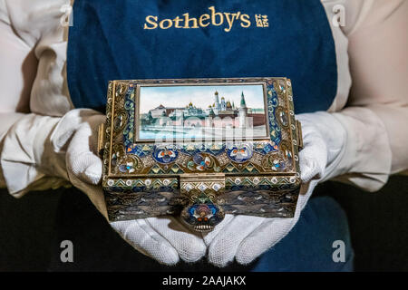 Sothebys, Londra, Regno Unito. 22 Nov 2019. Un importante in argento dorato, cloisonné e smalto pittorico scrigno, Feodor Rückert, Mosca, 1908-1917, preventivo: 100.000 - 150.000 GBP - Sotheby's anteprime la sua arte russa settimana con opere provenienti dalle proprie foto russo e opere d'arte, Fabergé e le icone delle vendite su 26 Novembre a Londra. Credito: Guy Bell/Alamy Live News Foto Stock