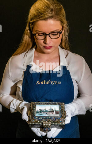 Sothebys, Londra, Regno Unito. 22 Nov 2019. Un importante in argento dorato, cloisonné e smalto pittorico scrigno, Feodor Rückert, Mosca, 1908-1917, preventivo: 100.000 - 150.000 GBP - Sotheby's anteprime la sua arte russa settimana con opere provenienti dalle proprie foto russo e opere d'arte, Fabergé e le icone delle vendite su 26 Novembre a Londra. Credito: Guy Bell/Alamy Live News Foto Stock