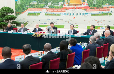 Pechino, Cina. 22 Novembre, 2019. Il presidente cinese Xi Jinping incontra con delegati esteri che frequentano il 2019 Nuova economia Forum presso la Grande Sala del Popolo di Pechino, capitale della Cina, nov. 22, 2019. Credito: Huang Jingwen/Xinhua/Alamy Live News Foto Stock