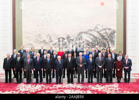 Pechino, Cina. 22 Novembre, 2019. Il presidente cinese Xi Jinping in posa per una foto di gruppo con i delegati stranieri che frequentano il 2019 Nuova economia Forum prima di incontrarsi con loro presso la Grande Sala del Popolo di Pechino, capitale della Cina, nov. 22, 2019. Credito: Huang Jingwen/Xinhua/Alamy Live News Foto Stock