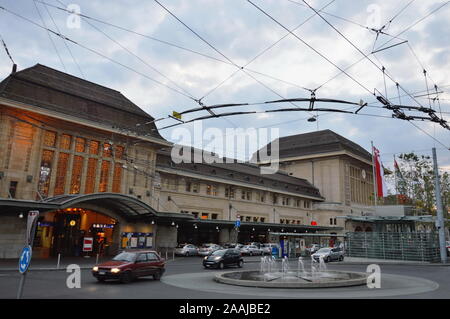 Stazione ferroviaria Edificio anteriore a losanna svizzera sulla sera Foto Stock