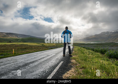 Uomo sulla strada Foto Stock