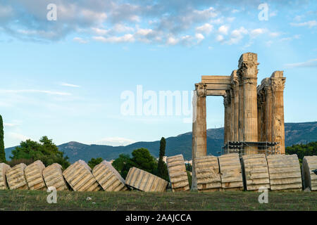 Il tempio di Zeus Olimpio nella capitale Greca Atene. Pezzi rotti di colonna caduta. Foto Stock